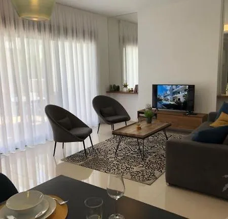 Avenue Apartment *